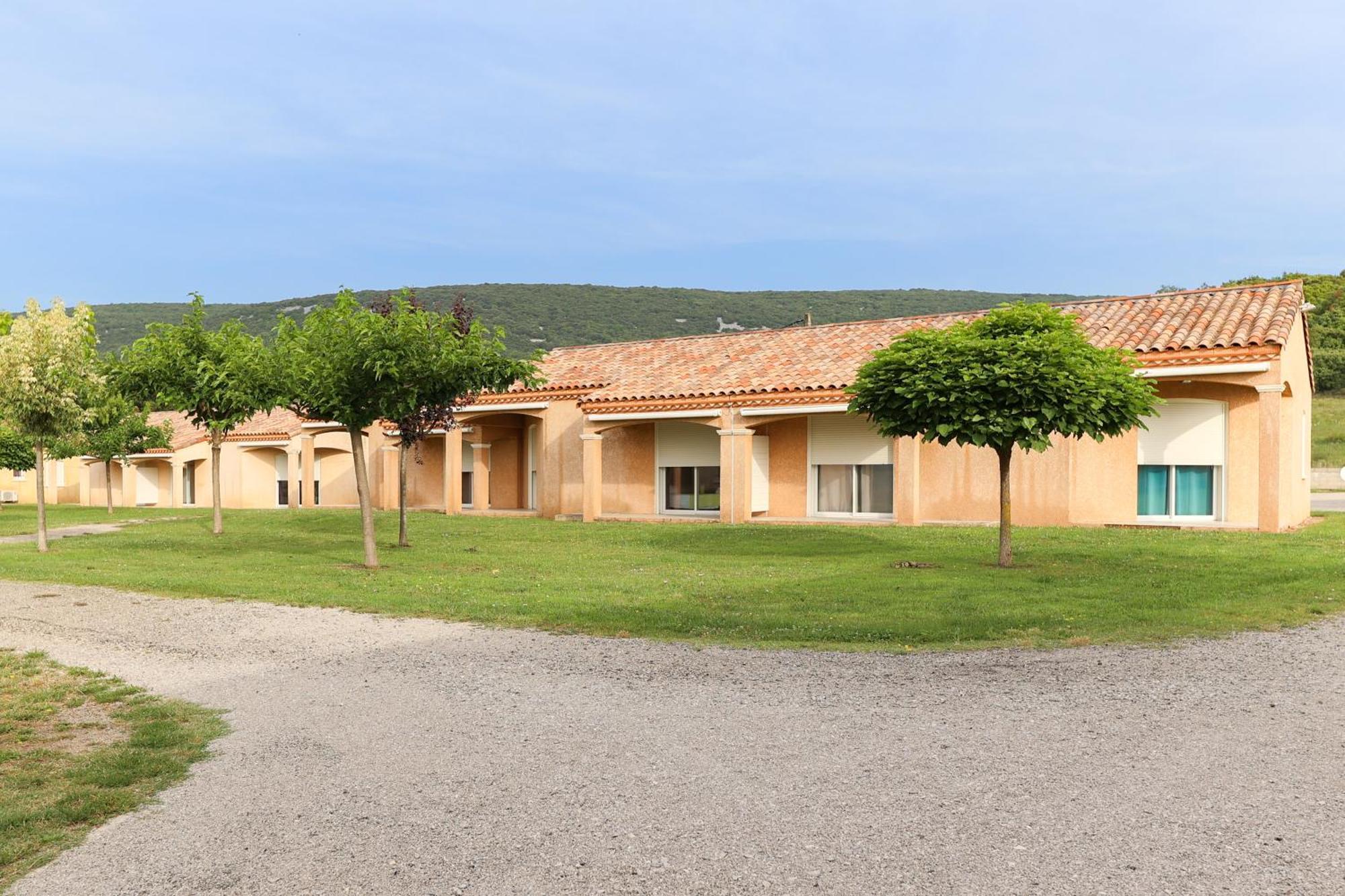 Park&Suites Village Gorges de l'Hérault-Cévennes Brissac Exterior foto